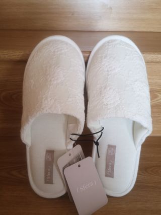 ZAPATILLAS CASA BLANCAS de segunda mano por 15 EUR en Murcia en WALLAPOP