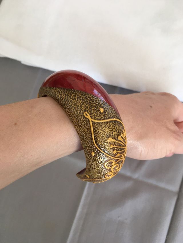 Brazalete de madera tailandés