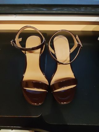 Sandalias color chocolate de segunda mano por 12 EUR en Betanzos en WALLAPOP