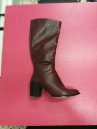 Botas altas color vino de segunda mano por 5 EUR en Móstoles en WALLAPOP