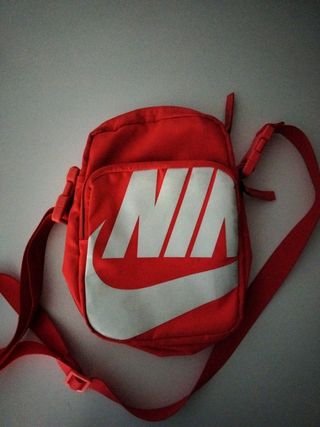 Bolso Nike rojo-naranja unisex de segunda mano por 7,5 EUR en Barcelona en  WALLAPOP