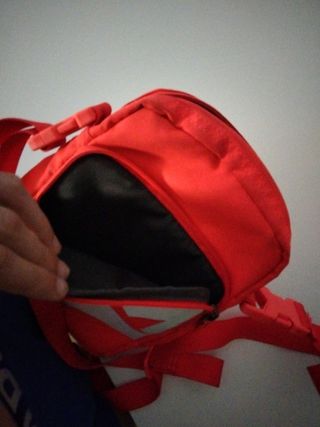Bolso Nike rojo-naranja unisex de segunda mano por 7,5 EUR en Barcelona en  WALLAPOP