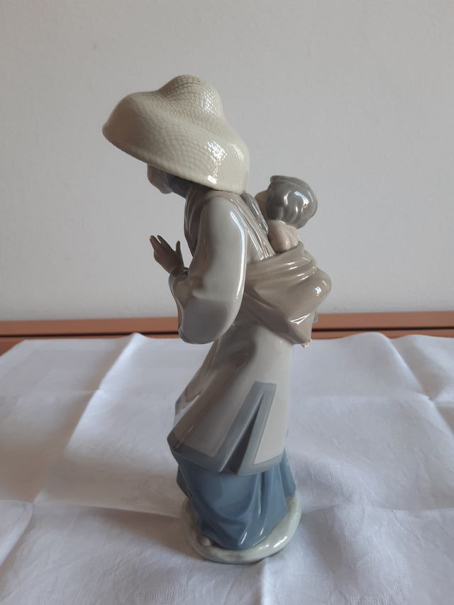 Ladroo Portando il bambino