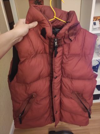Regalo chaleco plumas rojo Zara XL hombre de segunda mano en Madrid en  WALLAPOP