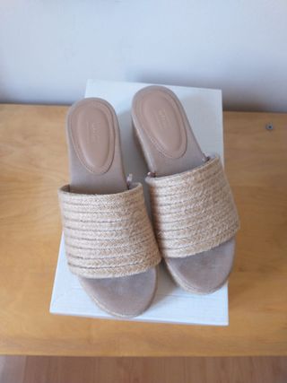 Sandalias cuña mujer de segunda mano por 12 EUR en Barcelona en WALLAPOP