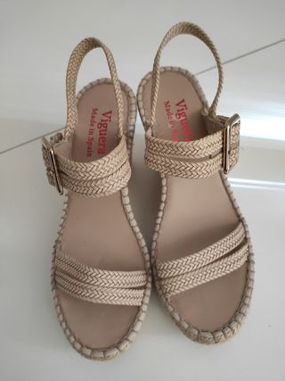 Sandalias de cuña de la marca Viguera. de segunda mano por 20 EUR en  Zaragoza en WALLAPOP