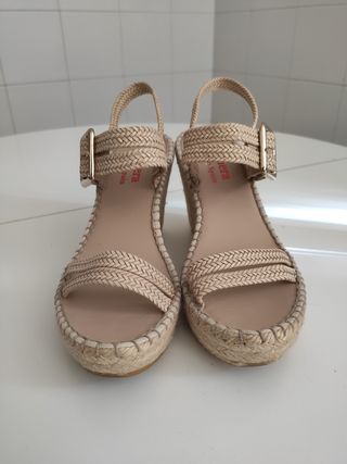 Sandalias de cuña de la marca Viguera. de segunda mano por 20 EUR en  Zaragoza en WALLAPOP