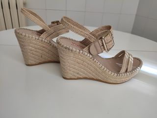 Sandalias de cuña de la marca Viguera. de segunda mano por 20 EUR en  Zaragoza en WALLAPOP