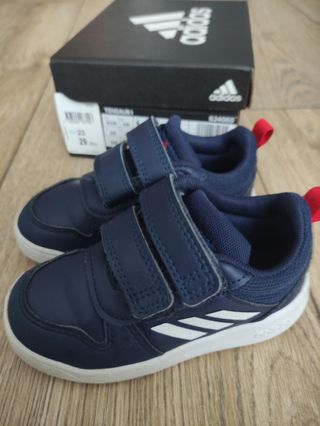 Zapatillas Adidas en muy buen estado número 23 de segunda mano por 5 EUR en  Gijón en WALLAPOP