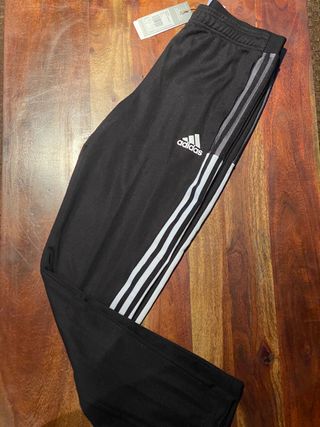 ADIDAS ESTRECHO NIÑO NUEVO! de segunda mano por 25 EUR en Móstoles en  WALLAPOP