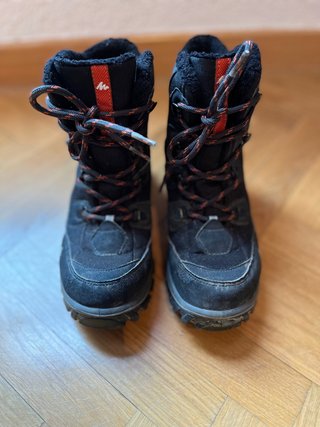 Botas montaña impermeables n 33 de segunda mano por 10 EUR en Alcorcón en  WALLAPOP
