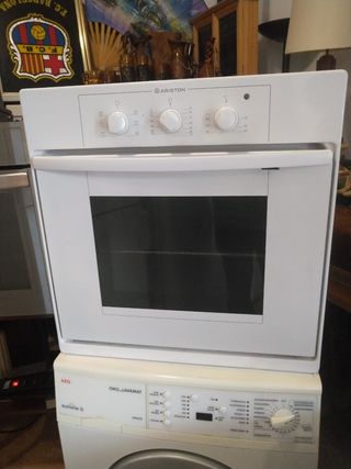 Horno eléctrico Ariston de segunda mano por 70 EUR en Valencia en WALLAPOP