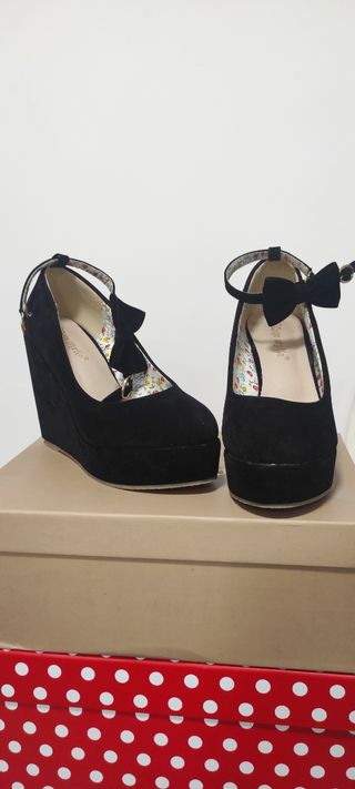 Zapatos cuña negros de segunda mano por 12 EUR en San Martín en WALLAPOP