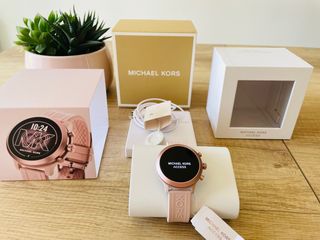 Reloj smartwatch MICHAEL KORS Nuevo a estrenar de segunda mano en Valls en  WALLAPOP