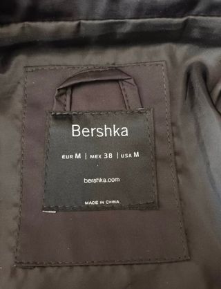 Abrigo impermeable Bershka de segunda mano por 17 EUR en Coslada en WALLAPOP