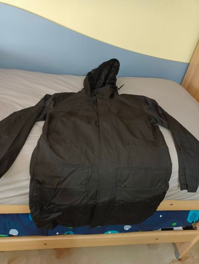 Abrigo impermeable Bershka