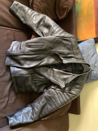 Chaqueta cuero de moto de segunda mano por 200 EUR en Sant Cugat del Vallès  en WALLAPOP
