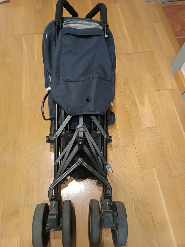 Carro inglesina y ropa de carro.