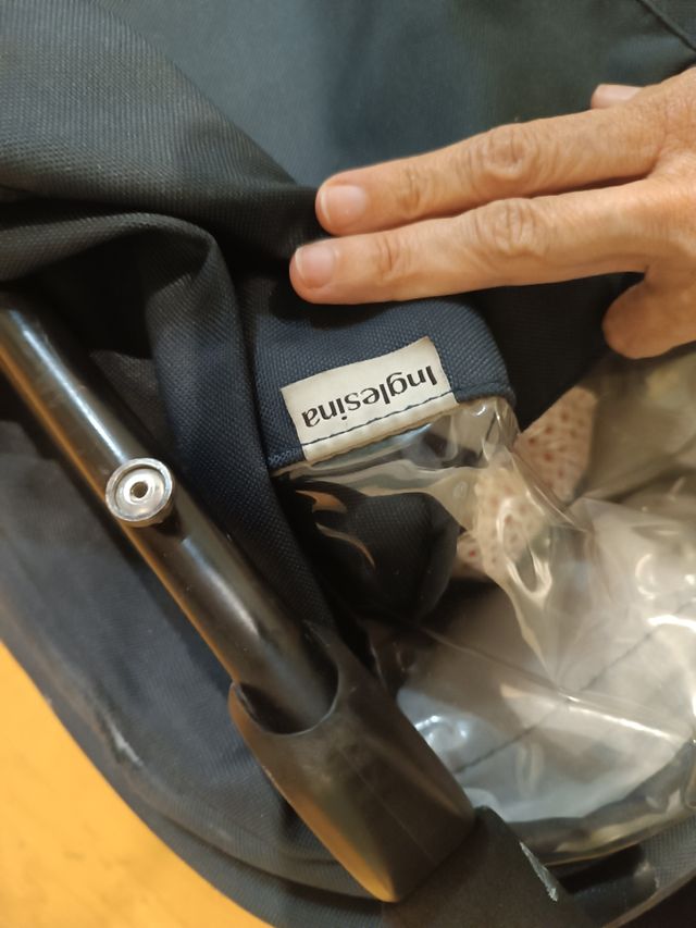 Carro inglesina y ropa de carro.