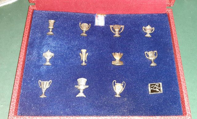 Caixa de 12 taças comemorativas do FC Barcelona