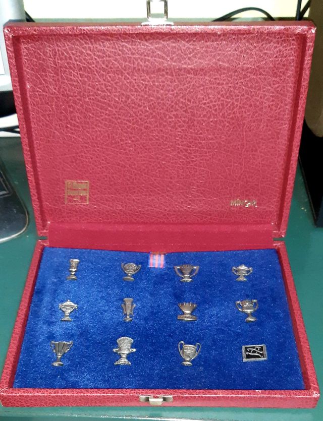 Caixa de 12 taças comemorativas do FC Barcelona