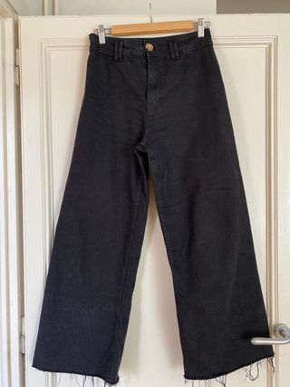 Pantalón campana negro Zara de segunda mano por 17 EUR en Barcelona en  WALLAPOP