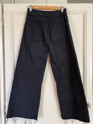 Pantalón campana negro Zara de segunda mano por 17 EUR en Barcelona en  WALLAPOP