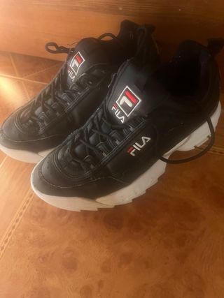Playeras Fila negras mujer de segunda mano por 30 EUR en Torrelavega en  WALLAPOP