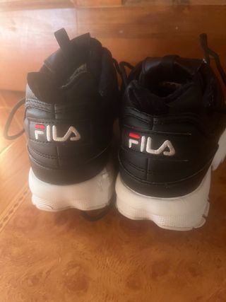 Playeras Fila negras mujer de segunda mano por 30 EUR en Torrelavega en  WALLAPOP