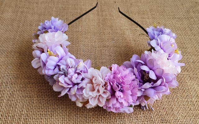 Corona de flores en lilas y rosa