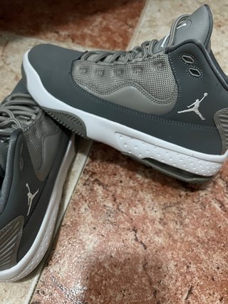 Vendo zapatillas Jordan de segunda mano por 50 EUR en Chiclana de la  Frontera en WALLAPOP