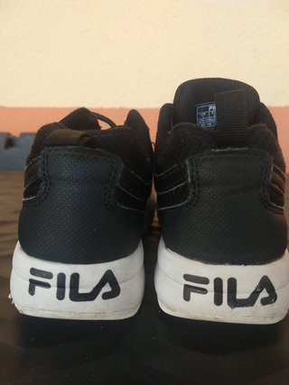 Zapatillas Fila. Talla 33 de segunda mano por 3 EUR en Madrid en WALLAPOP