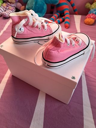 Converse altas\\/botas color rosa talla 22. de segunda mano por 15 EUR en  Rivas-Vaciamadrid en WALLAPOP