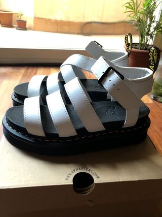 Sandalias Dr. Martens blancas Blaire de segunda mano por 100 EUR en  Barcelona en WALLAPOP