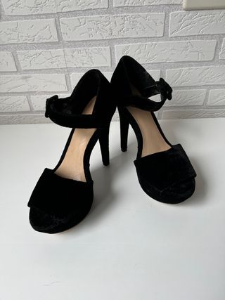 Tacones negros terciopelo Zara - Talla 37 de segunda mano por 12 EUR en  Vigo en WALLAPOP