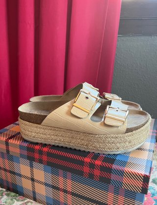 Sandalias plataforma Stradivarius de segunda mano por 5 EUR en Alcalá de  Henares en WALLAPOP