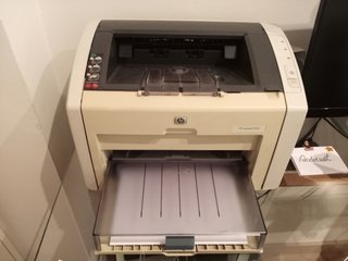 Impresora láser HP LaserJet 1022 de segunda mano por 25 EUR en Barcelona en  WALLAPOP
