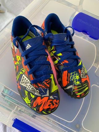 Botas multitaco Messi de segunda mano por 25 EUR en Rubí en WALLAPOP