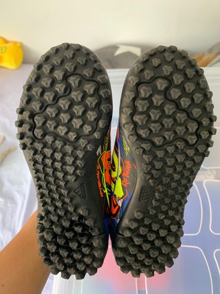 Botas multitaco Messi de segunda mano por 25 EUR en Rubí en WALLAPOP
