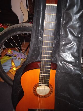 Guitarra flamenca de segunda mano en Alcalá de Guadaíra en WALLAPOP