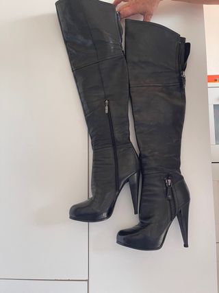 Botas altas negras Guess de segunda mano por 80 EUR en Cádiz en WALLAPOP