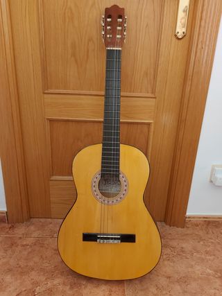 Vendo guitarra española sin estrenar de segunda mano por 58 EUR en  Fuenlabrada en WALLAPOP