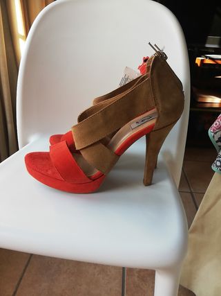 Sandalias Stradivarius de piel camel y naranja de segunda mano por 20 EUR  en Dos Hermanas en WALLAPOP