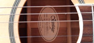Guitarra electroacústica de caja estrecha. de segunda mano por 200 EUR en  Mediona en WALLAPOP