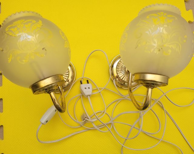 DOS LÁMPARAS DE MESITA DE NOCHE VINTAGE.