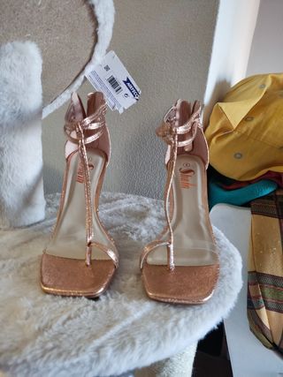 Tacones dorados SHEIN de segunda mano por 10 EUR en Rota en WALLAPOP