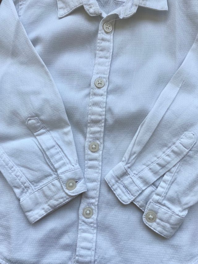 Dos elegantes camisas con cuello