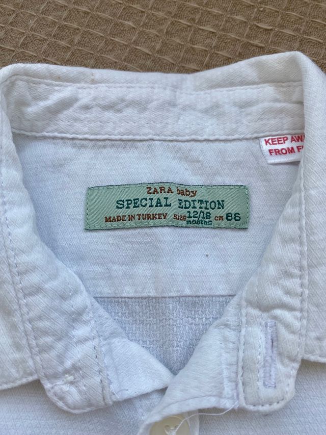 Dos elegantes camisas con cuello