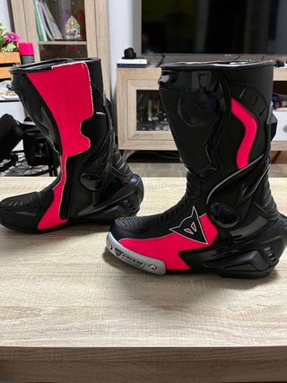 BOTAS DAINESE NEXUS NG/GRIS LADY Bota deportiva de mujer para moto Dainese  Nexus color negro y antracita