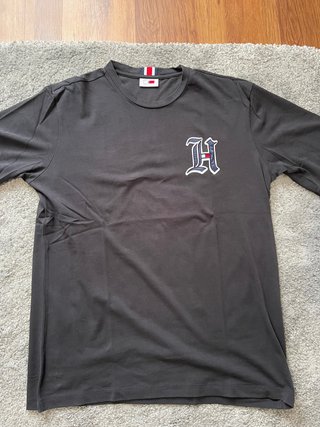 Camiseta Tommy Hilfiger Lewis Hamilton de segunda mano por 25 EUR en  Ponferrada en WALLAPOP